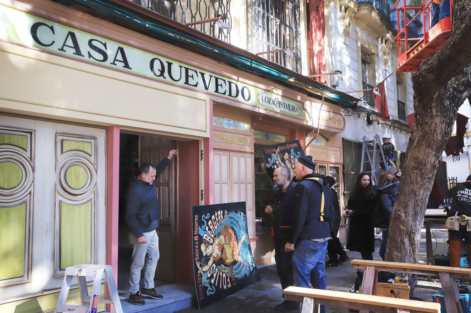 Montaje de los escenarios para el rodaje de la serie `Young Sherlock´ en Jerez