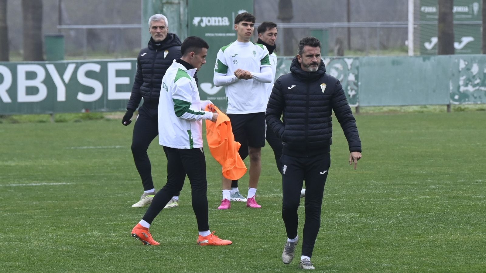Iván Ania sigue el trabajo de sus jugadores en un entrenamiento del Córdoba CF.