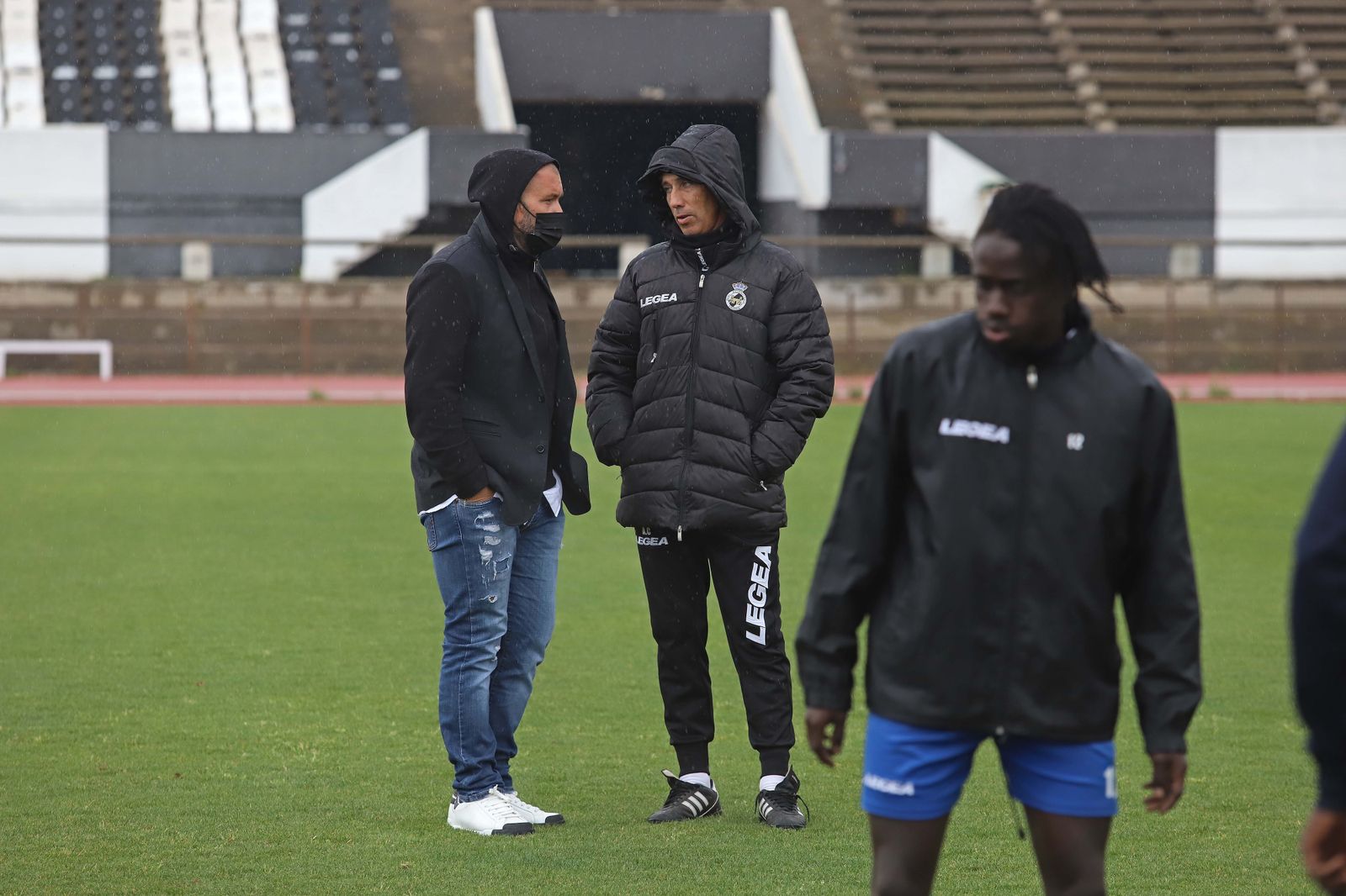 Raffaele Pandalone y Antonio Calderón charlan sobre el césped del Municipal