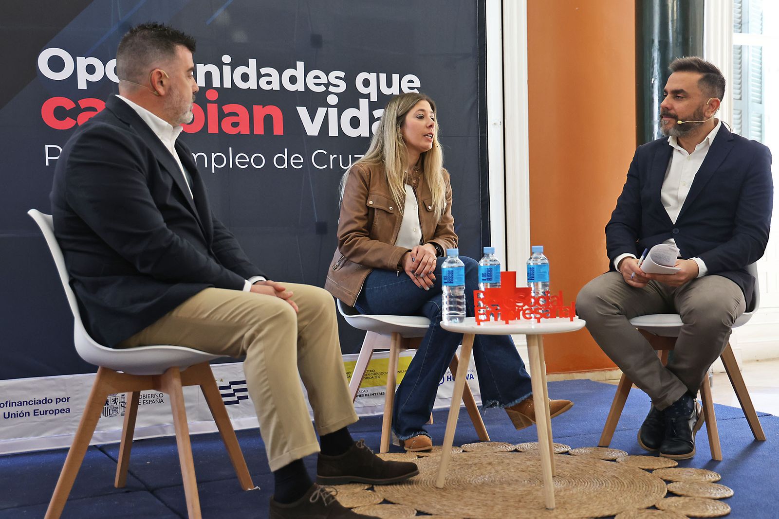 Imágenes del reconocimiento de Cruz Roja Huelva a empresas de Huelva por su compromiso con los colectivos vulnerables
