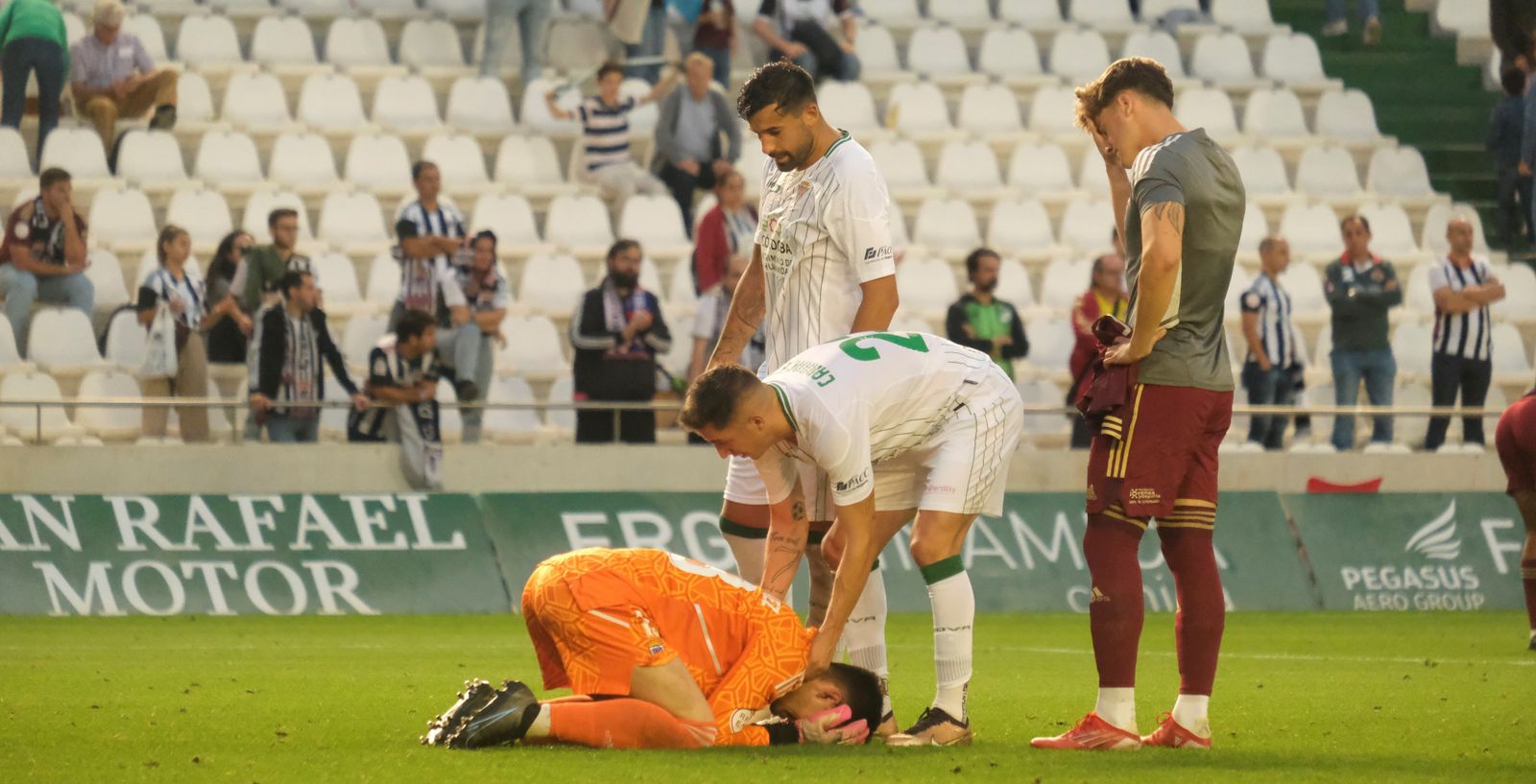 Carracedo y Alberto Jiménez tratan de levantar el ánimo de Narváez, tras el Córdoba CF - Badajoz.
