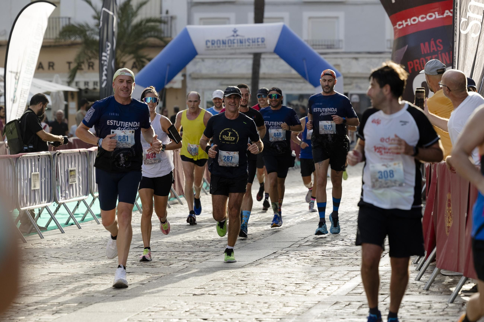 Búscate en las imágenes de la I media maratón Ciudad de Cádiz