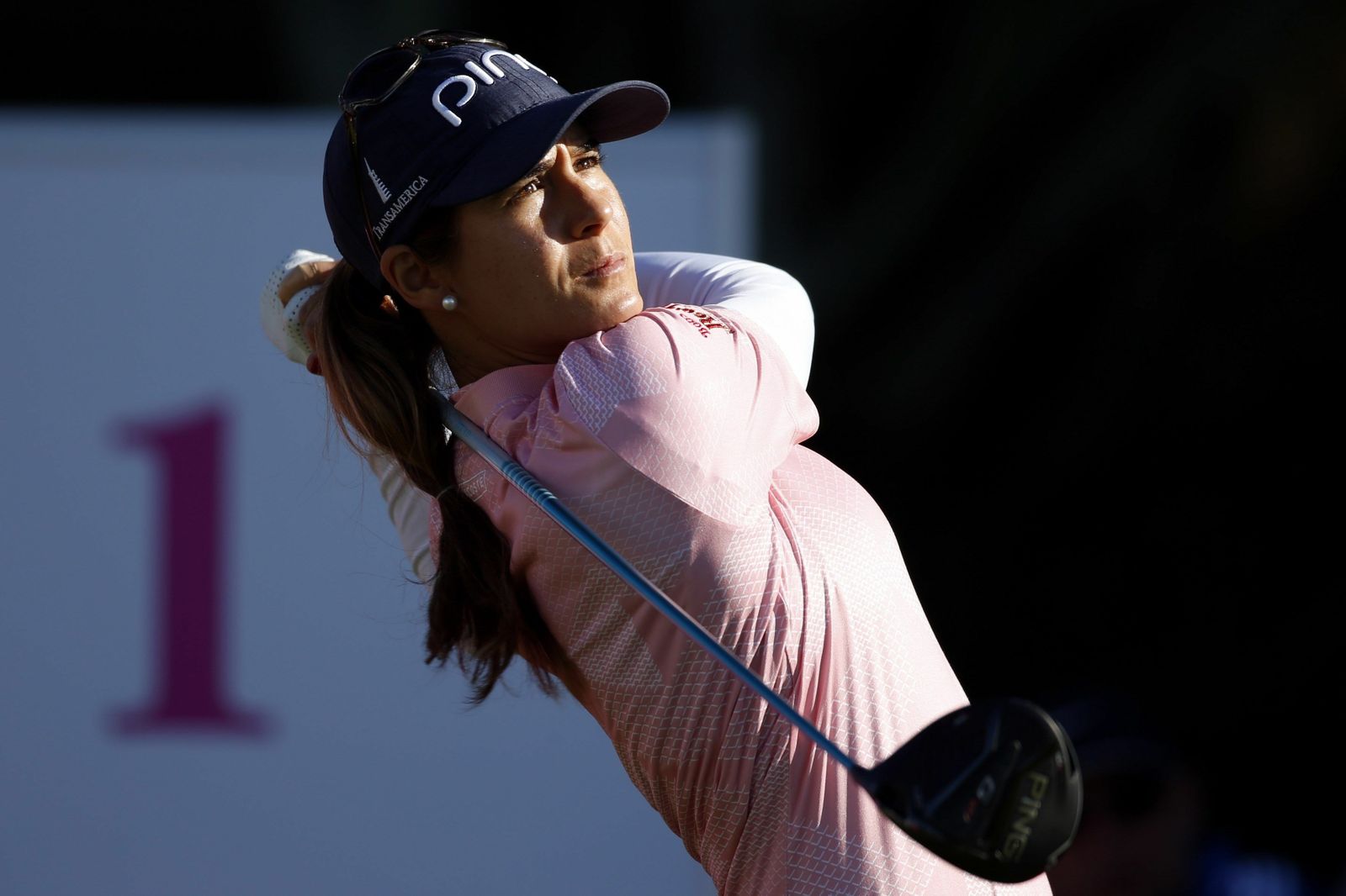 Azahara Muñoz golpea desde la calle.