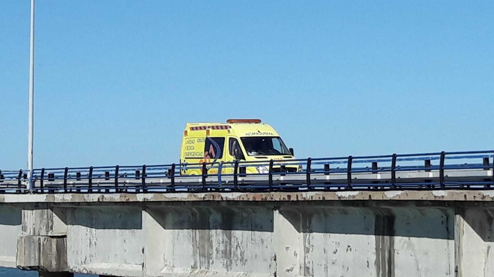 Una ambulancia en el puente Carranza esta tarde.