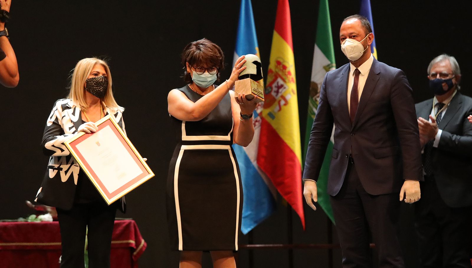 La doctora Pilar Rodríguez Martínez comparte el Premio Ciudad de Jerez con sus compañeros sanitarios que se encontraban en la gala.