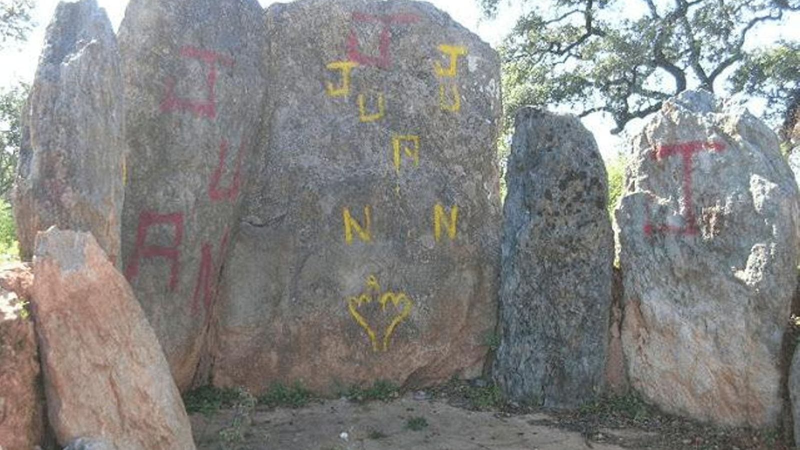 Pintadas en los dólmenes, en una imagen del año en el que se incluía en la lista.