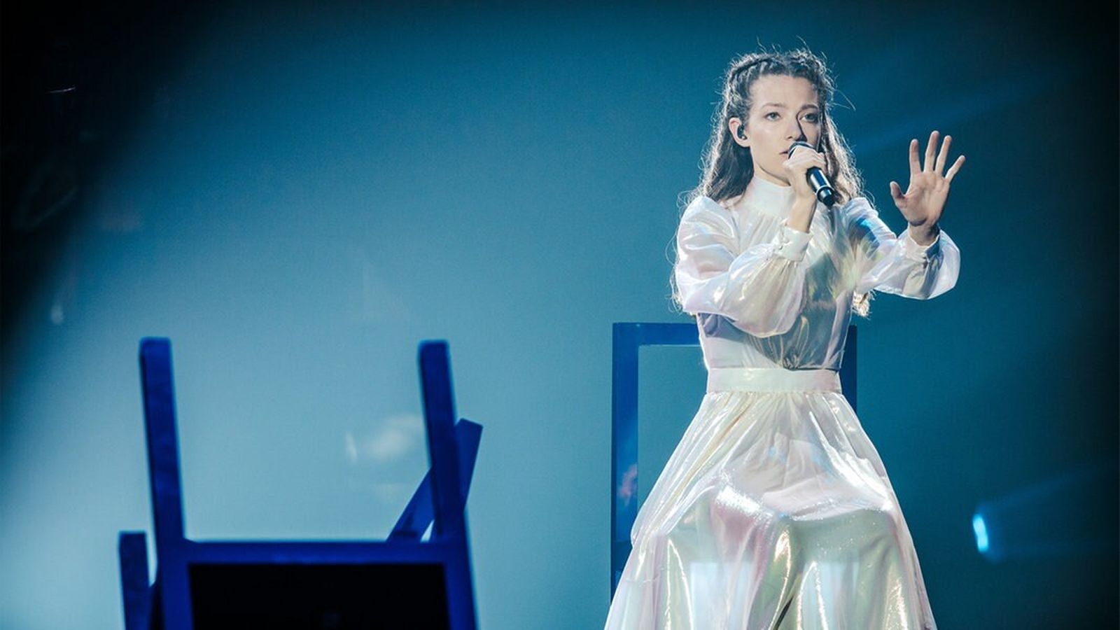 La representante griega, con una puesta en escena intimista.