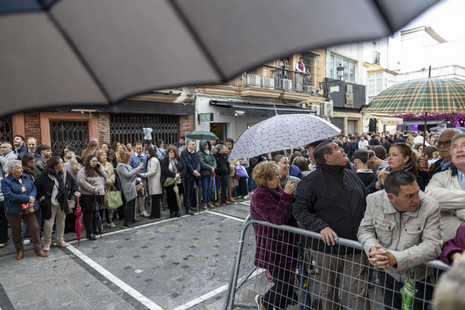 Imágenes de la salida de Dolor y Sacrifico en la Semana Santa de El Puerto 2025