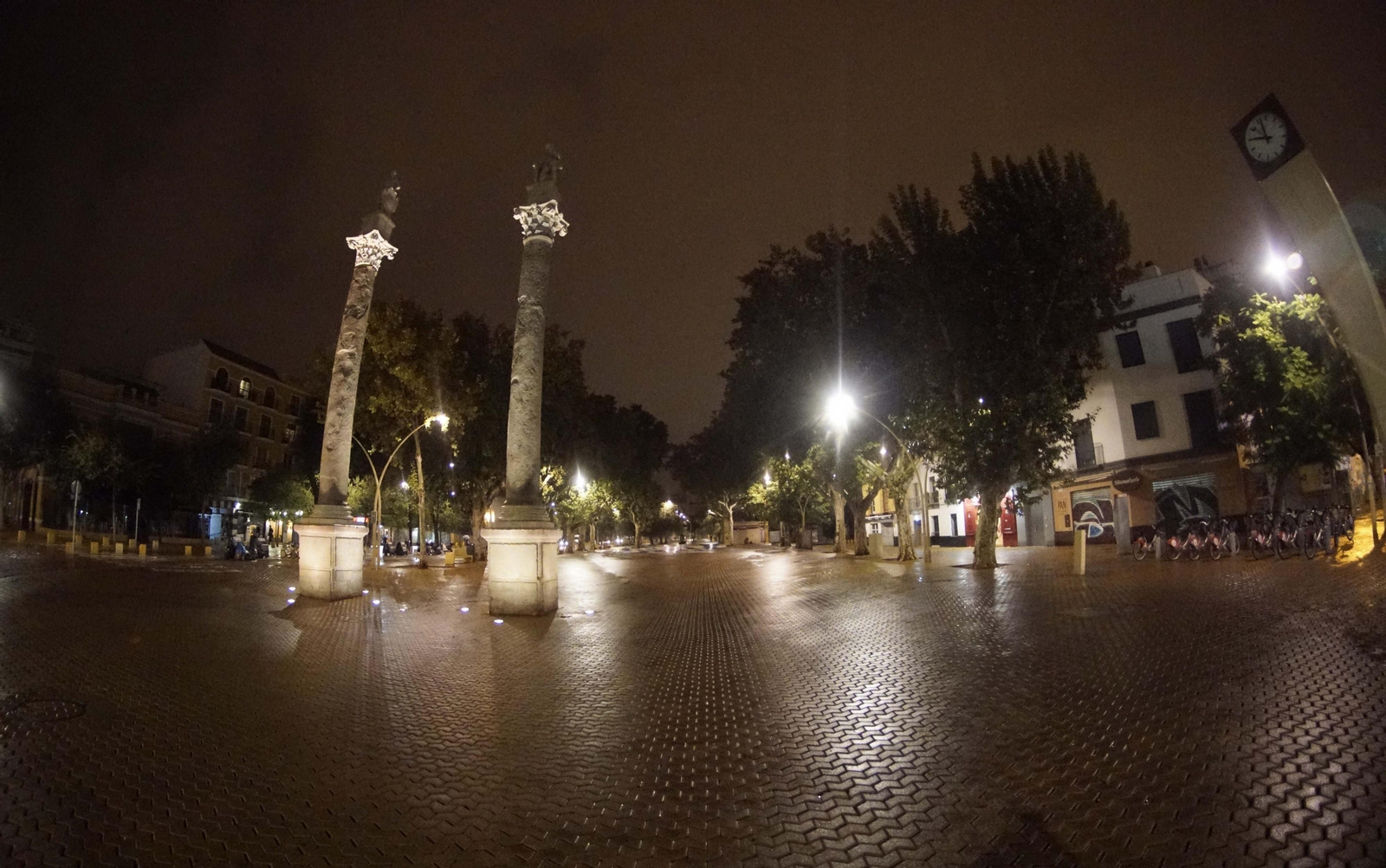 Los sevillanos cumplen el toque de queda