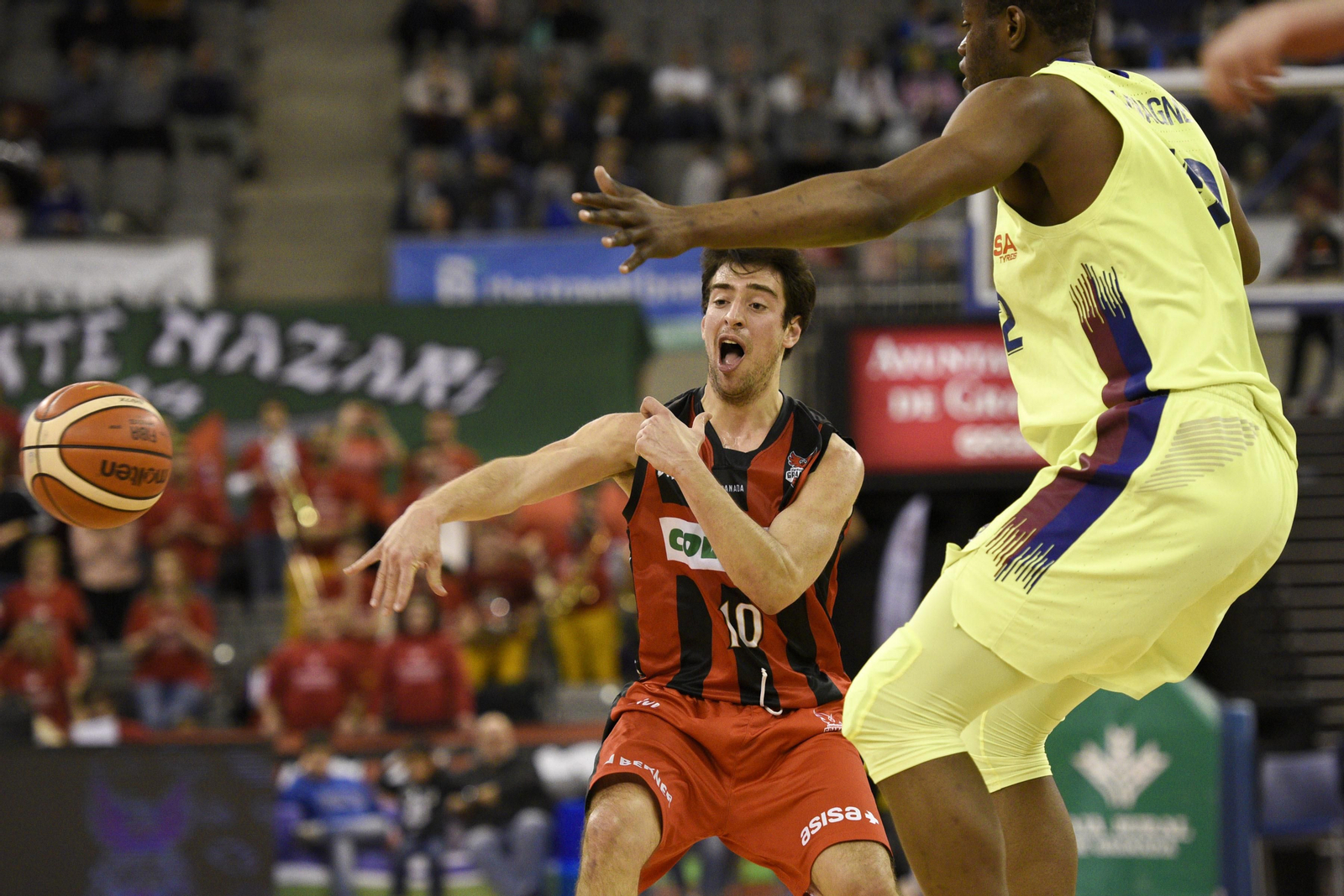 El base Josep Pérez da una asistencia ante la mirada de Diagne.