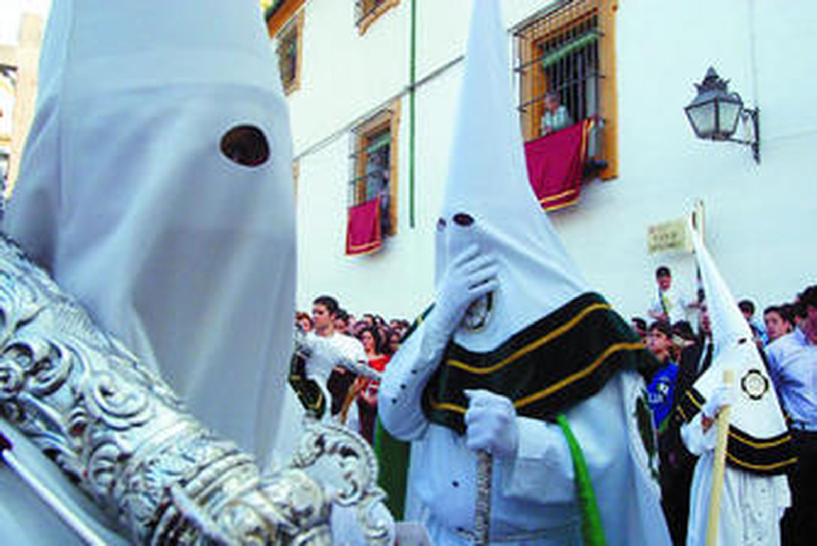 Nazarenos de la Paz en la plaza de Capuchinos, en una imagen de archivo.