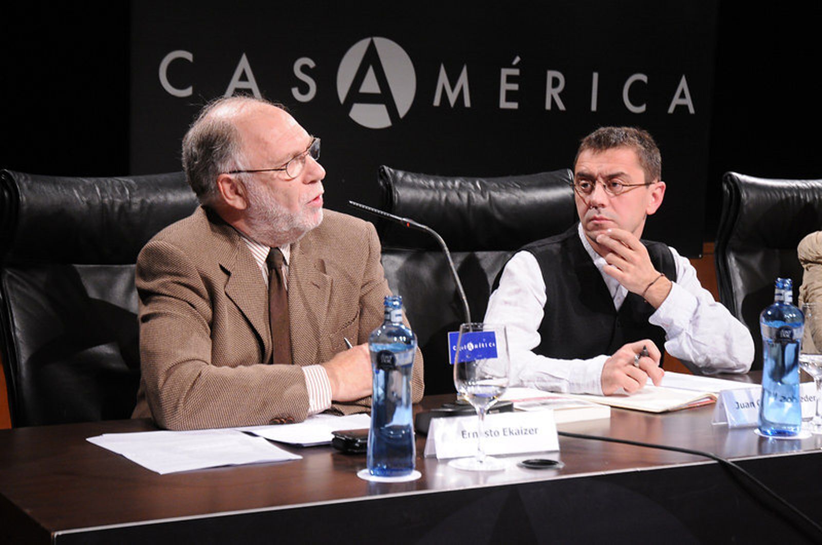 El periodista Ernesto Ekaizer, en un acto junto a Juan Carlos Monedero.