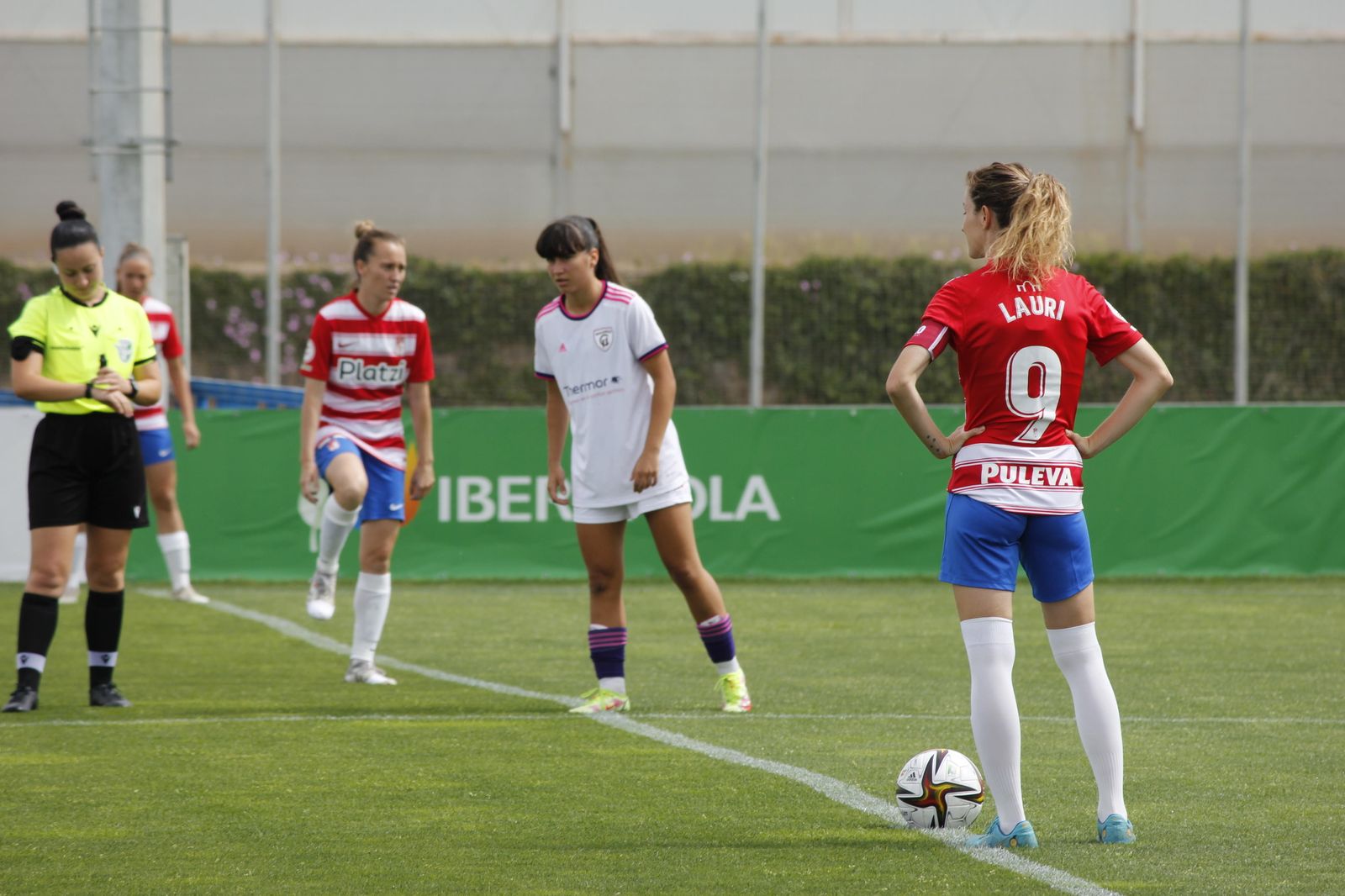 Lauri en primer plano antes de sacar de centro.