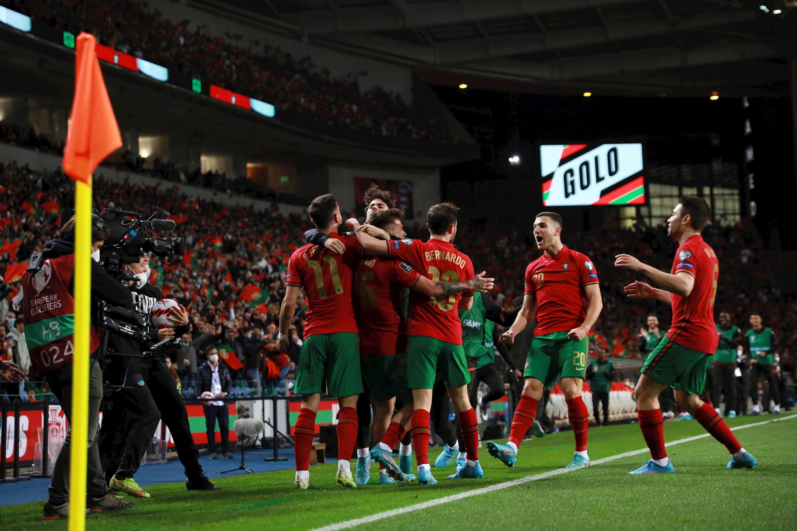 Los jugadores de Portugal celebran uno de los goles.