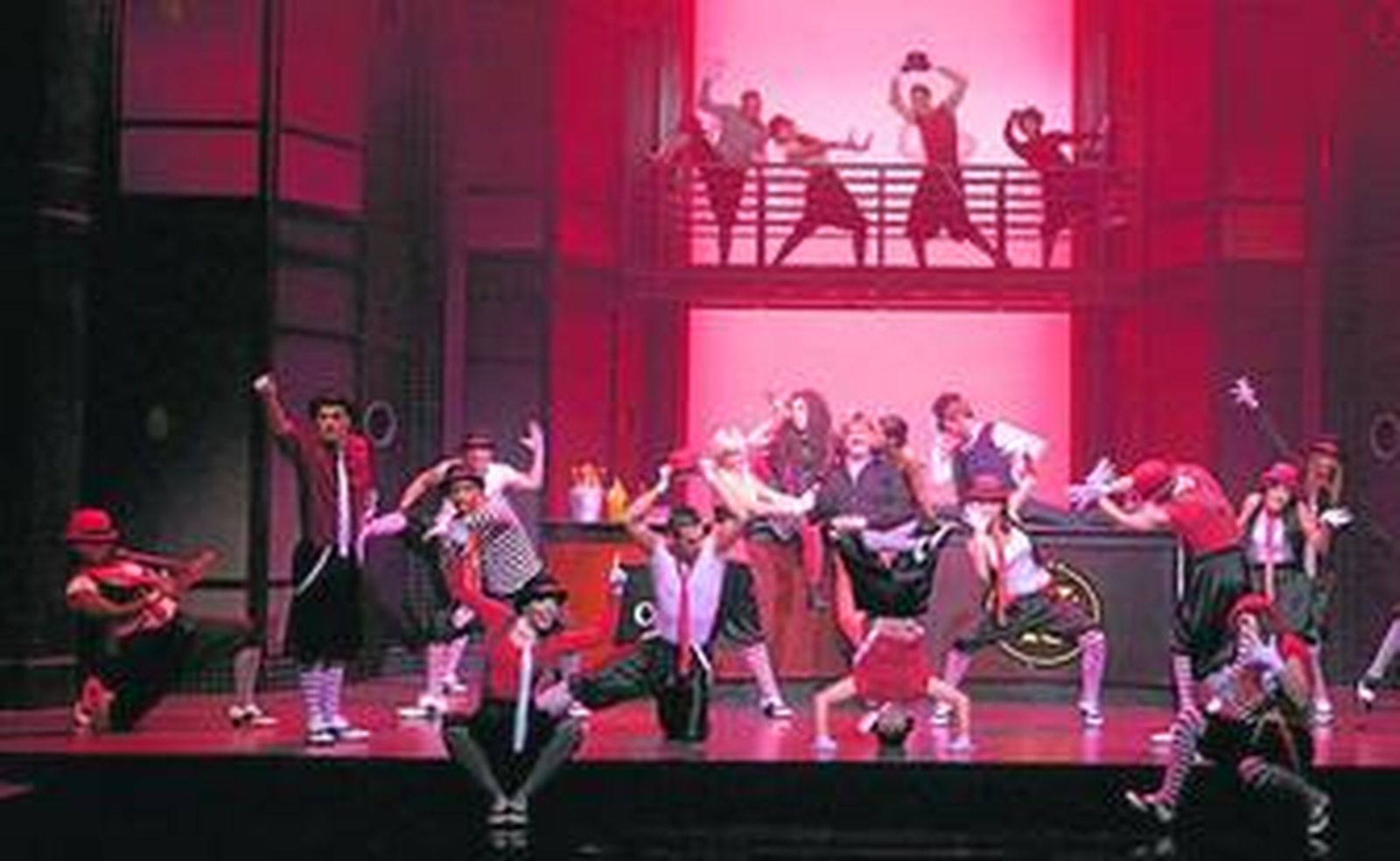 Un momento del espectáculo '40 El Musical', en cartel en el Teatro Rialto de Madrid desde el pasado octubre.