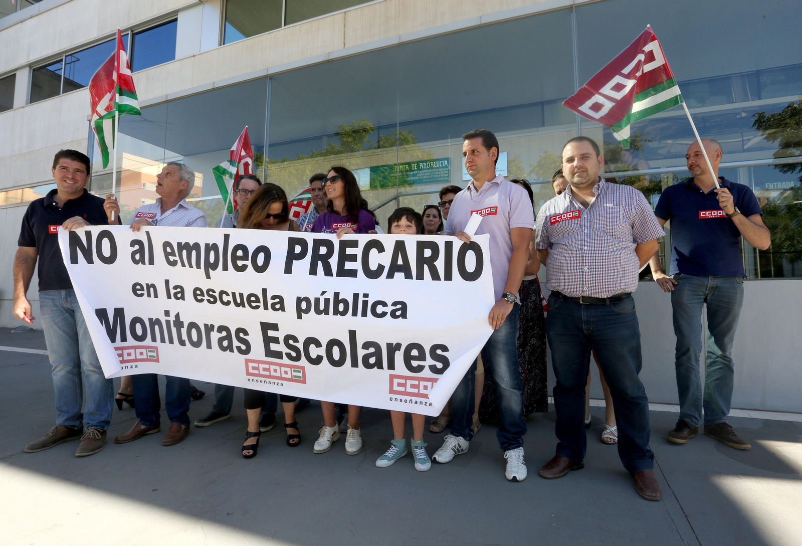 Concentración en la mañana de ayer ante la Delegación Territorial de Educación.