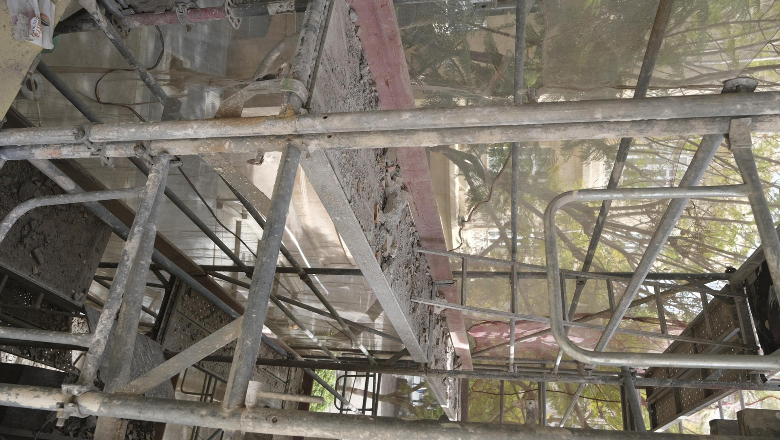 Las mejores imágenes del derribo de la oficina central de Correos en Almería