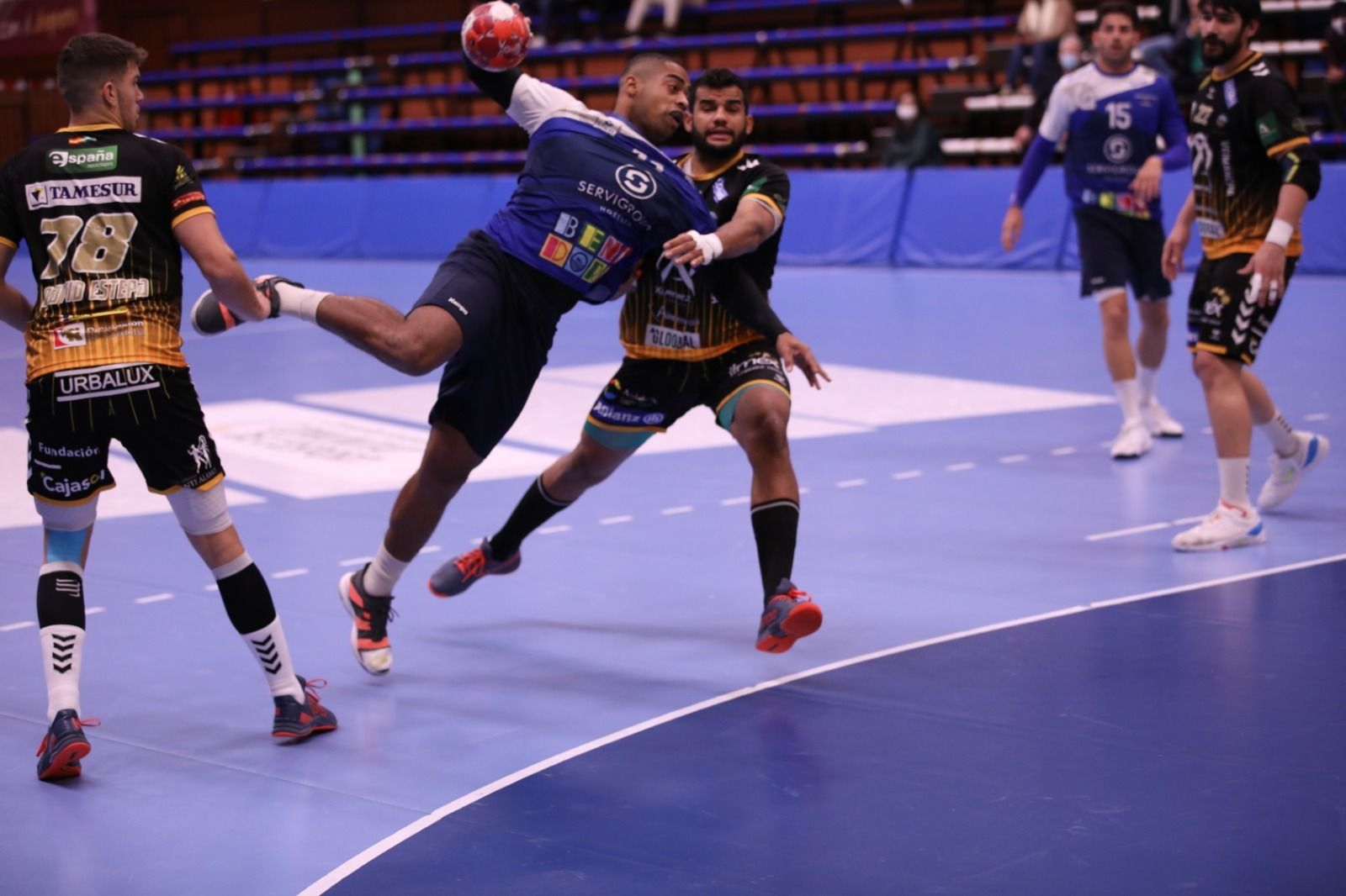 Marcio da Silva intenta frenar el intento de disparo de un jugador del Benidorm en seis metros.