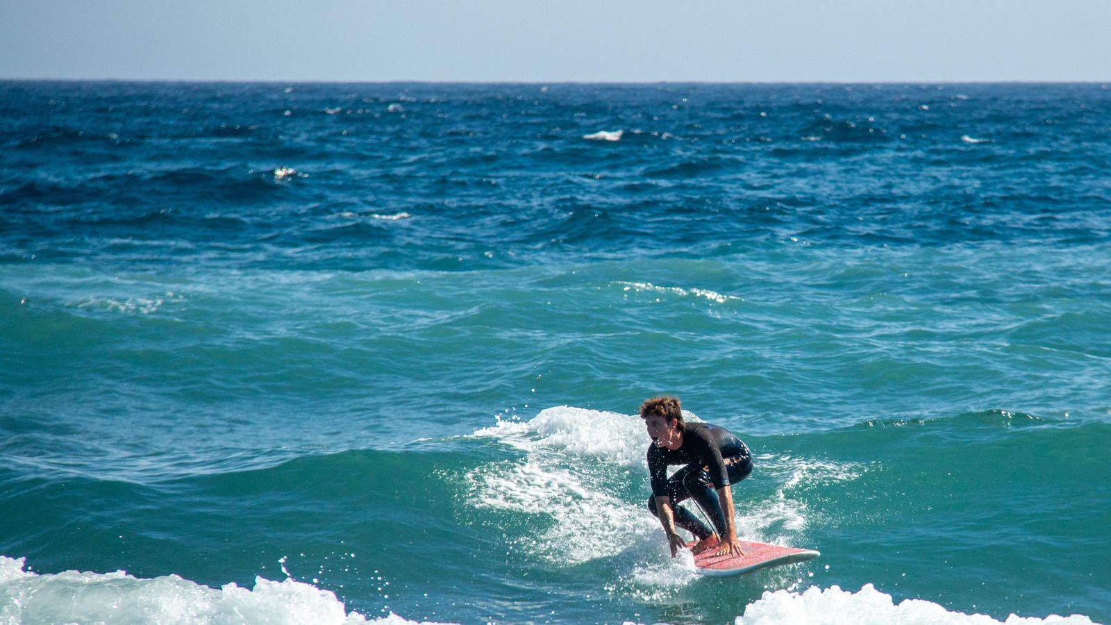 Alfonso Zamora sobre su tabla de longboard