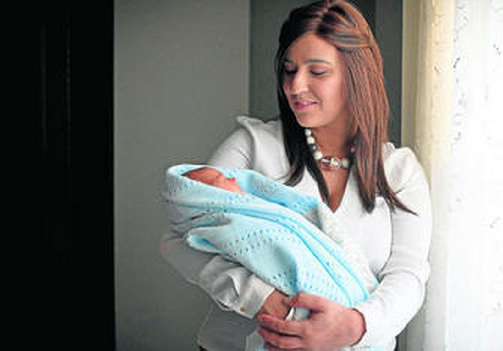 Lucía, con su pequeño Evan en brazos, hace unos días.