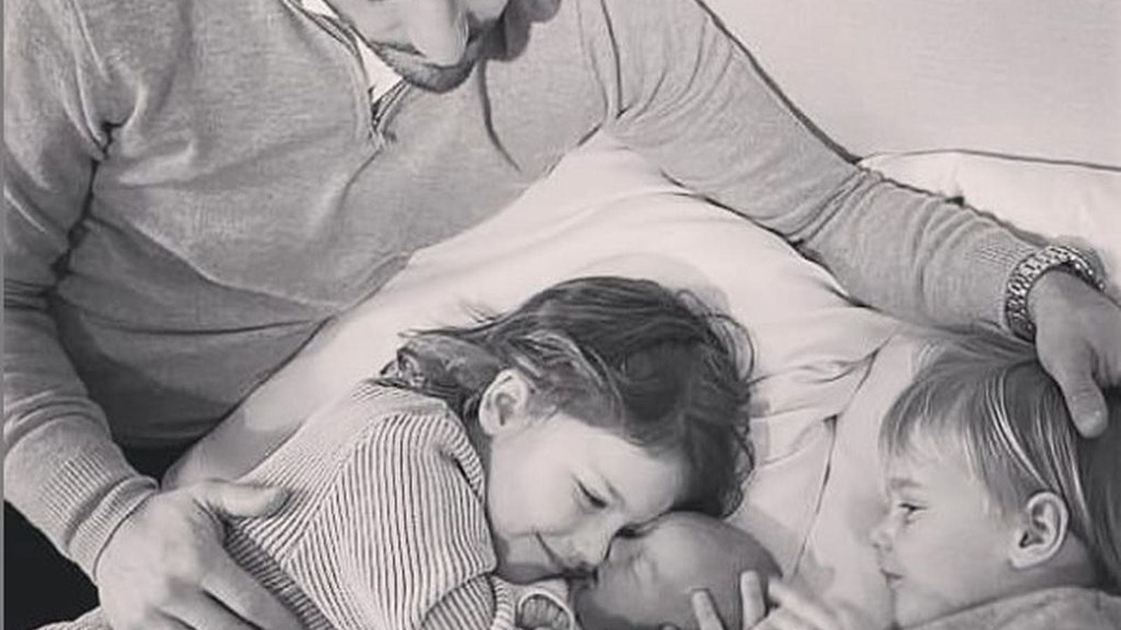 Los dos hijos mayores de Carlos Felipe (atento a la estampa) y Sofía, con Julian recién nacido.