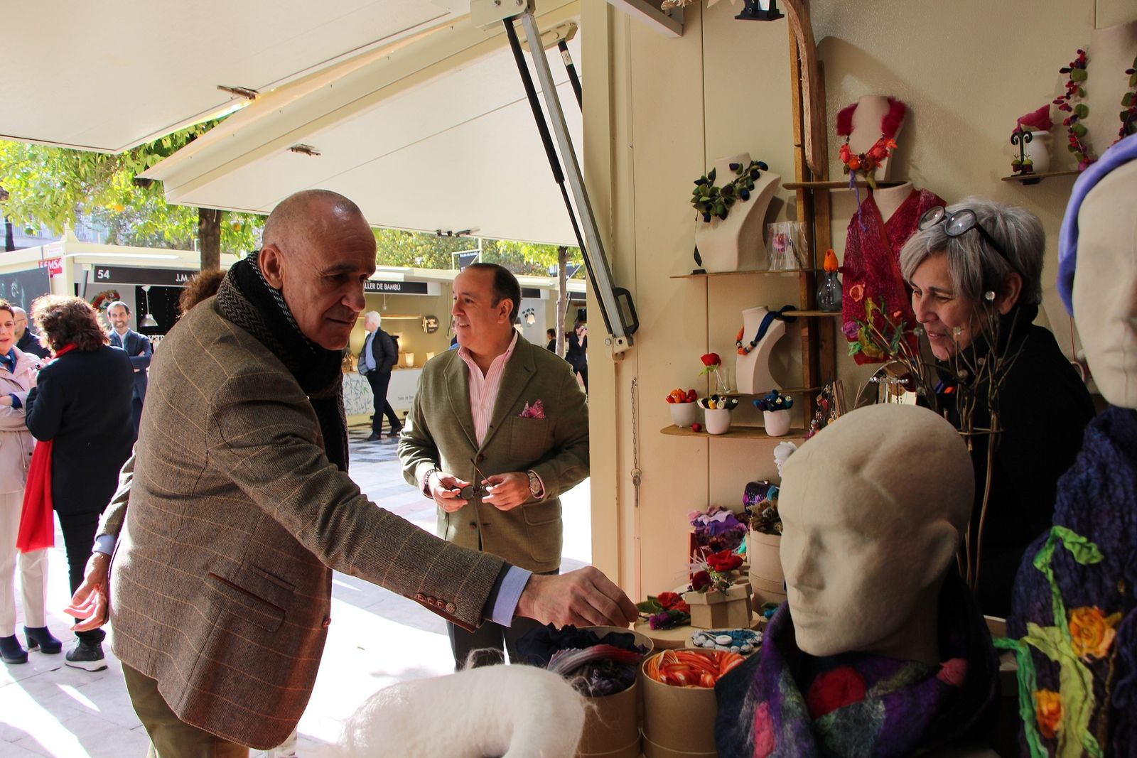 El alcalde, Antonio Muñoz, inauguró la Feria de Artesanía en la Plaza Nueva