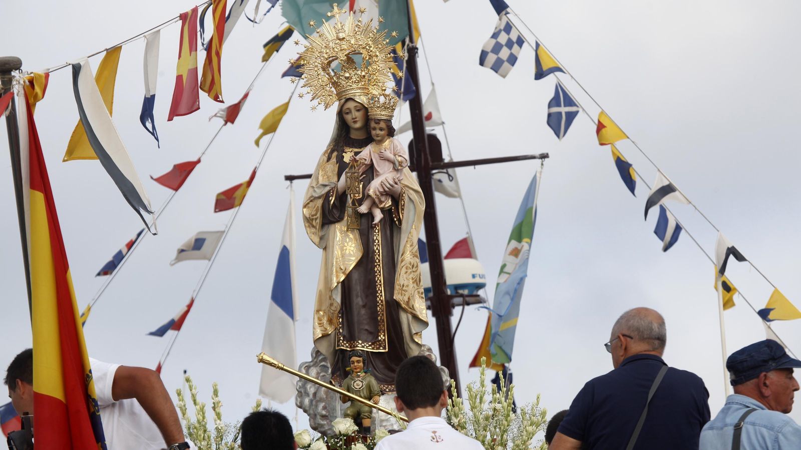 La Virgen del Carmen puntaumbrieña a bordo de la Canoa La Virgen del Carmen puntaumbrieña a bordo de la Canoa