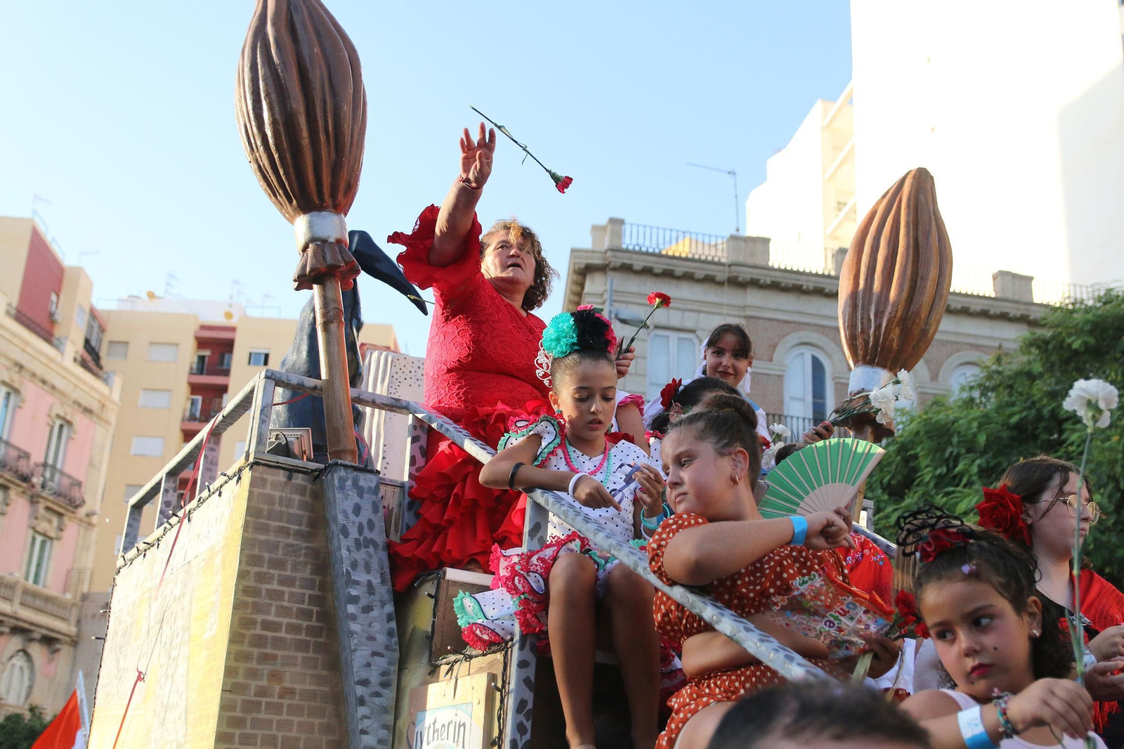 Las imágenes de la batalla de flores en la Feria de Almería 2023