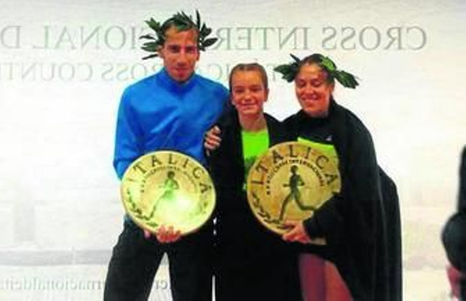 Cortés y Bella celebran su triunfo en Itálica junto a la onubense María.