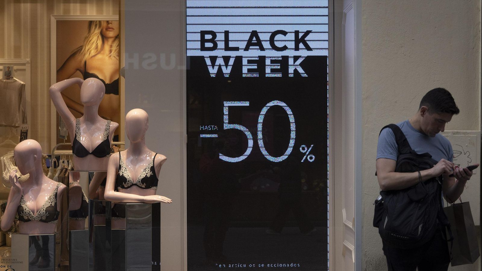 Los descuentos se amplían ya a una semana, como anuncia este escaparate.