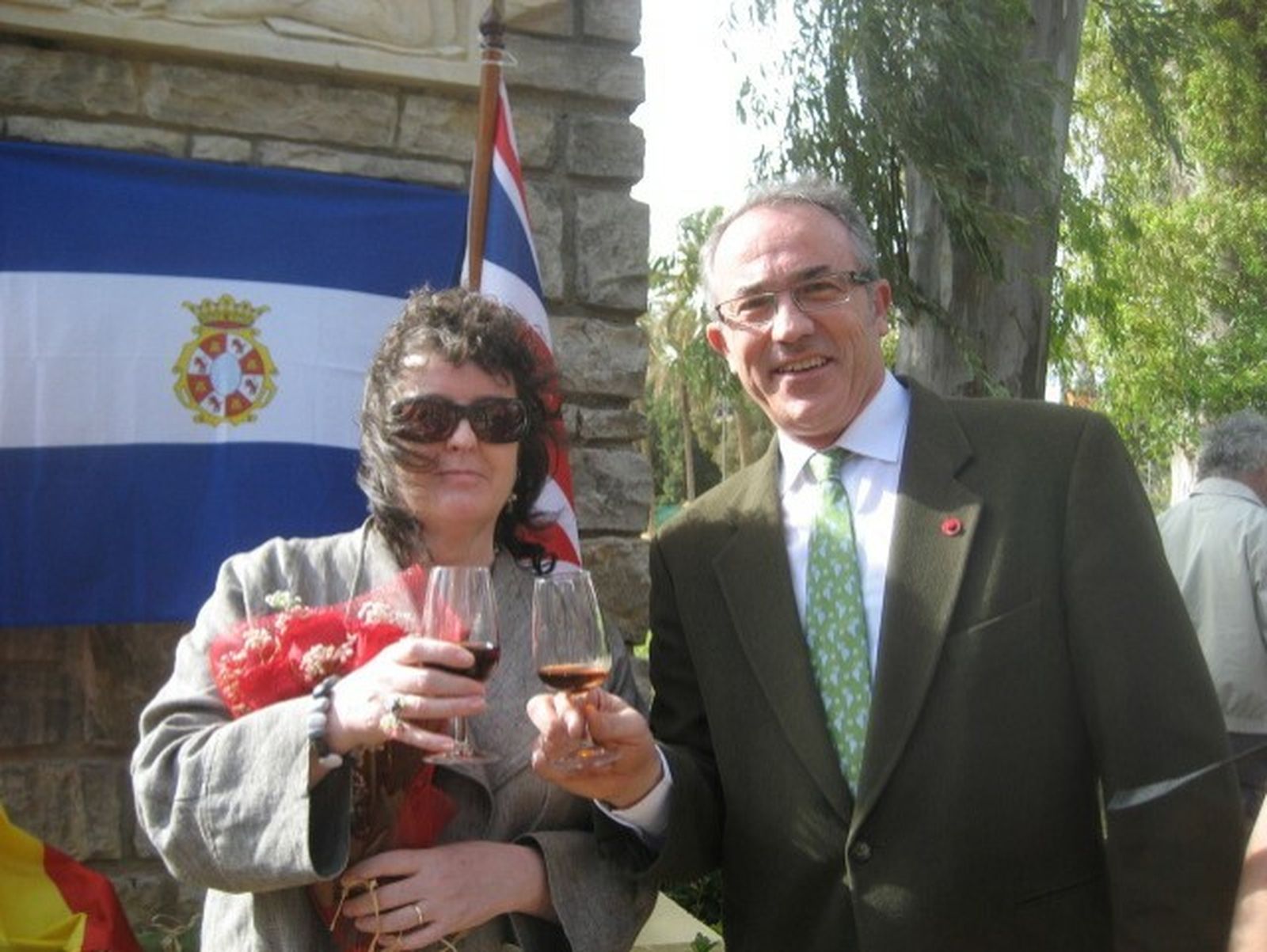 Carol Ann Duffy y el autor del artículo.