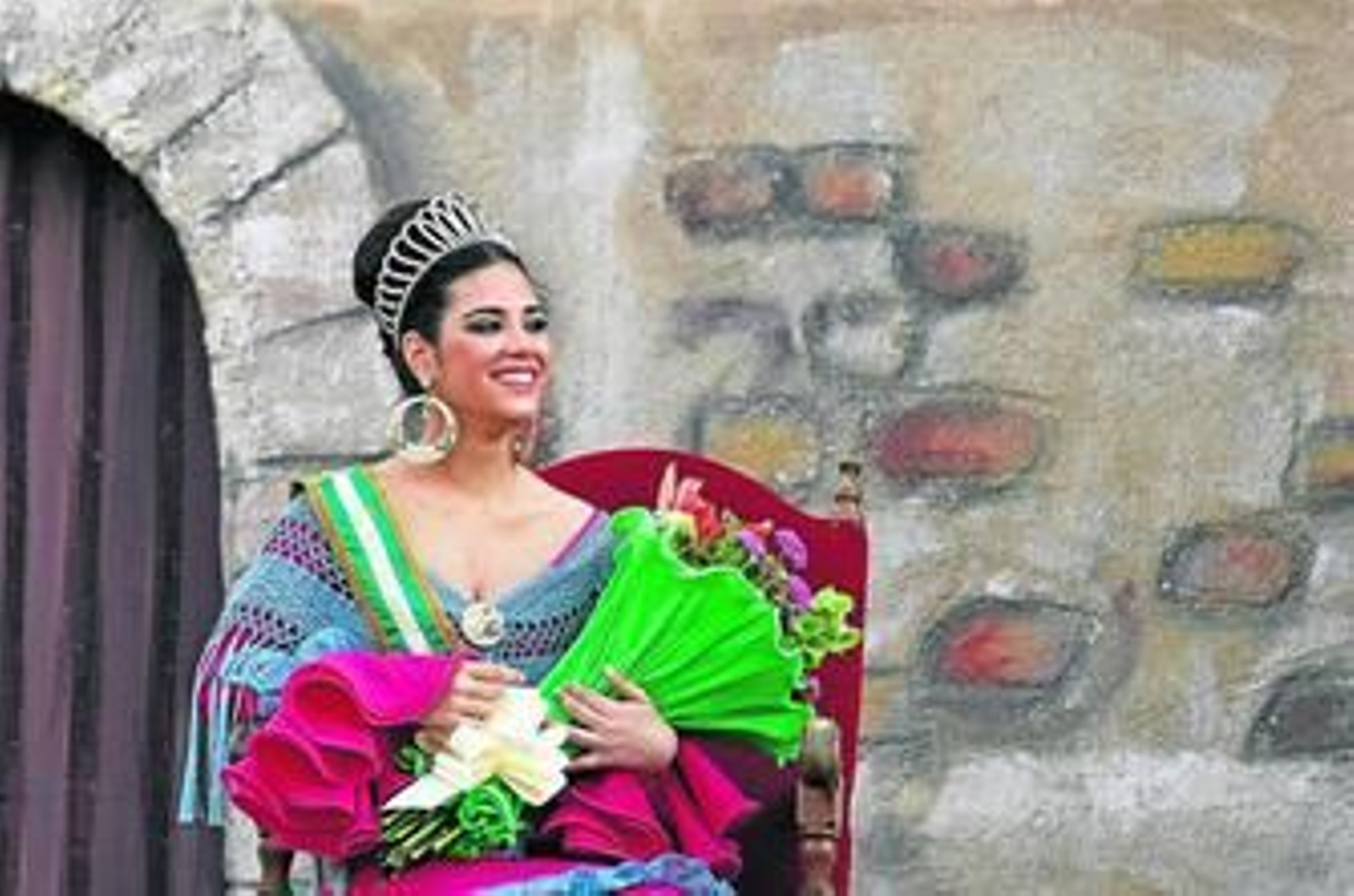 La reina juvenil de Los Barrios, Marta Cabello, posa sonriente instantes después de recibir la corona, ayer por la tarde.
