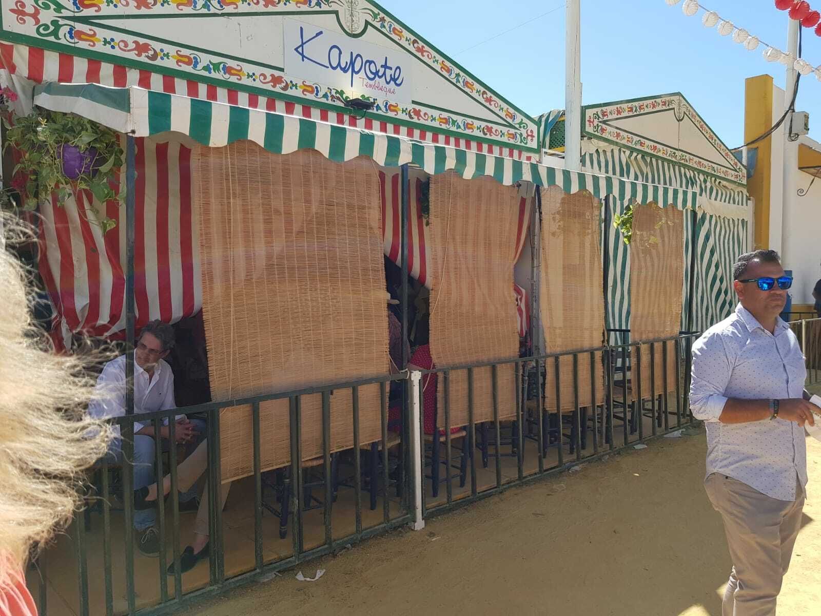 El tercer premio ha sido para Kapote donde han tenido una buenísima idea al utilizar en su fachada estas cortinas de esparto que han ayudada a evitar el calor y el Levante.