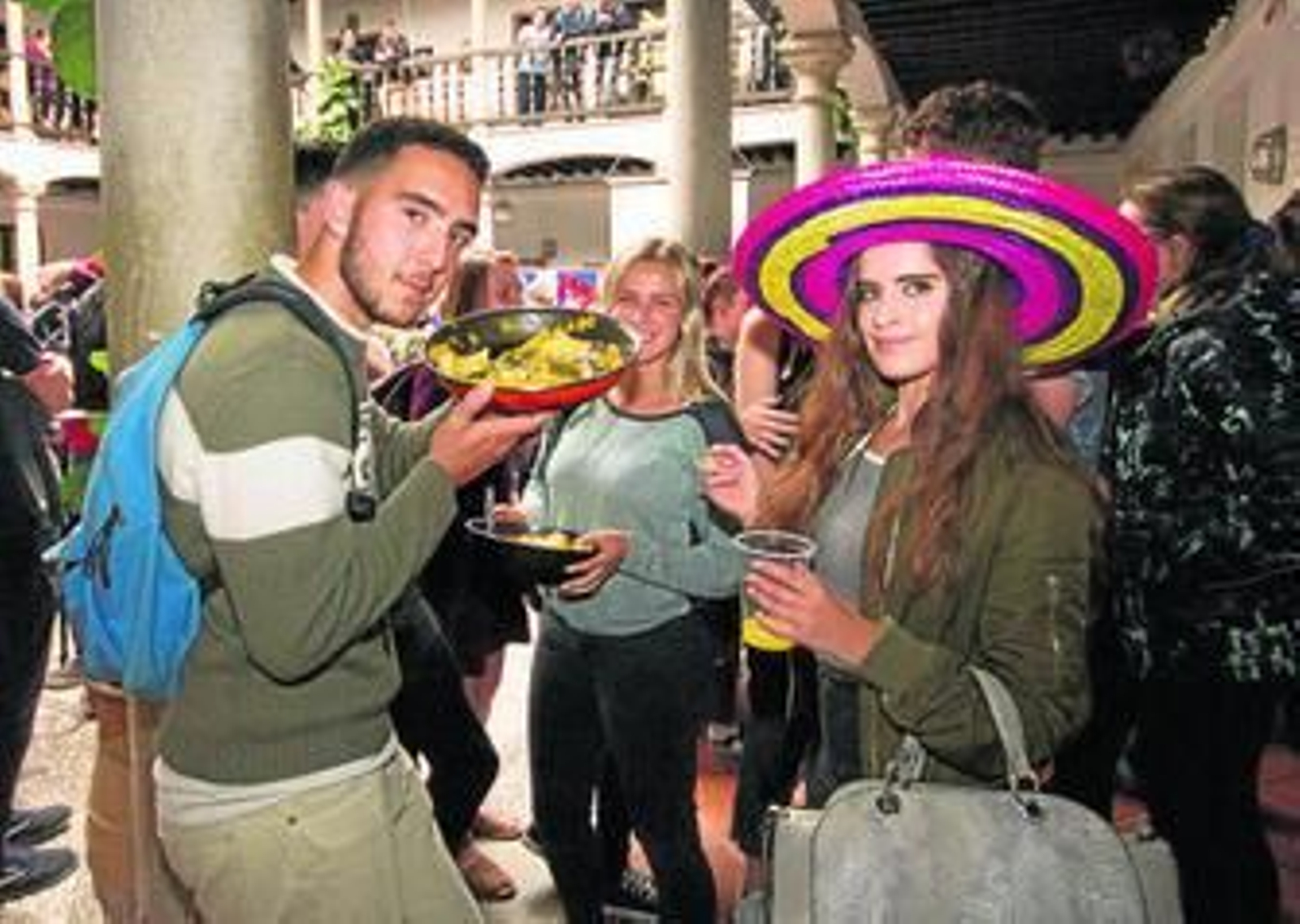 Los alumnos recibieron distinciones y después tuvieron un rato de convivencia con un aperitivo. Los alumnos recibieron distinciones y después tuvieron un rato de convivencia con un aperitivo.