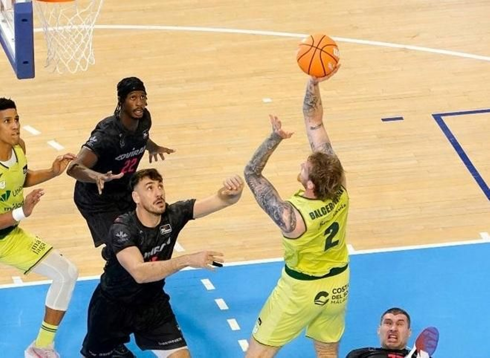 Iván Aurrecoechea trata de impedir que el jugador de Unicaja Olek Balcerowski.