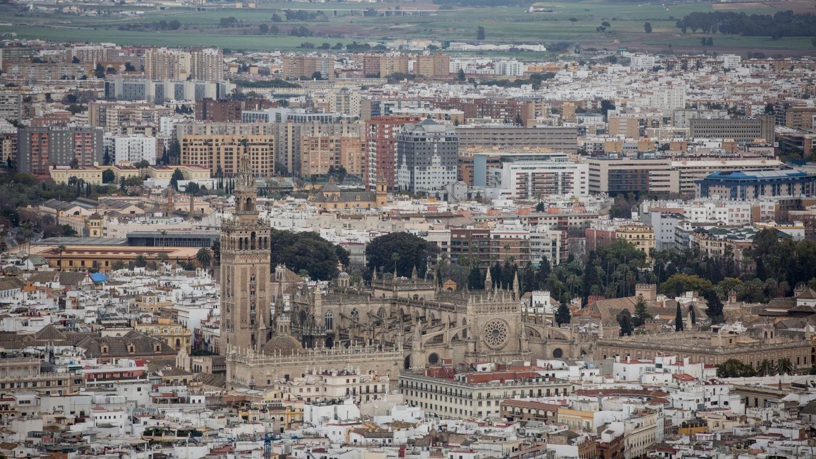 Vista de Sevilla, con el conjunto histórico en el centro.