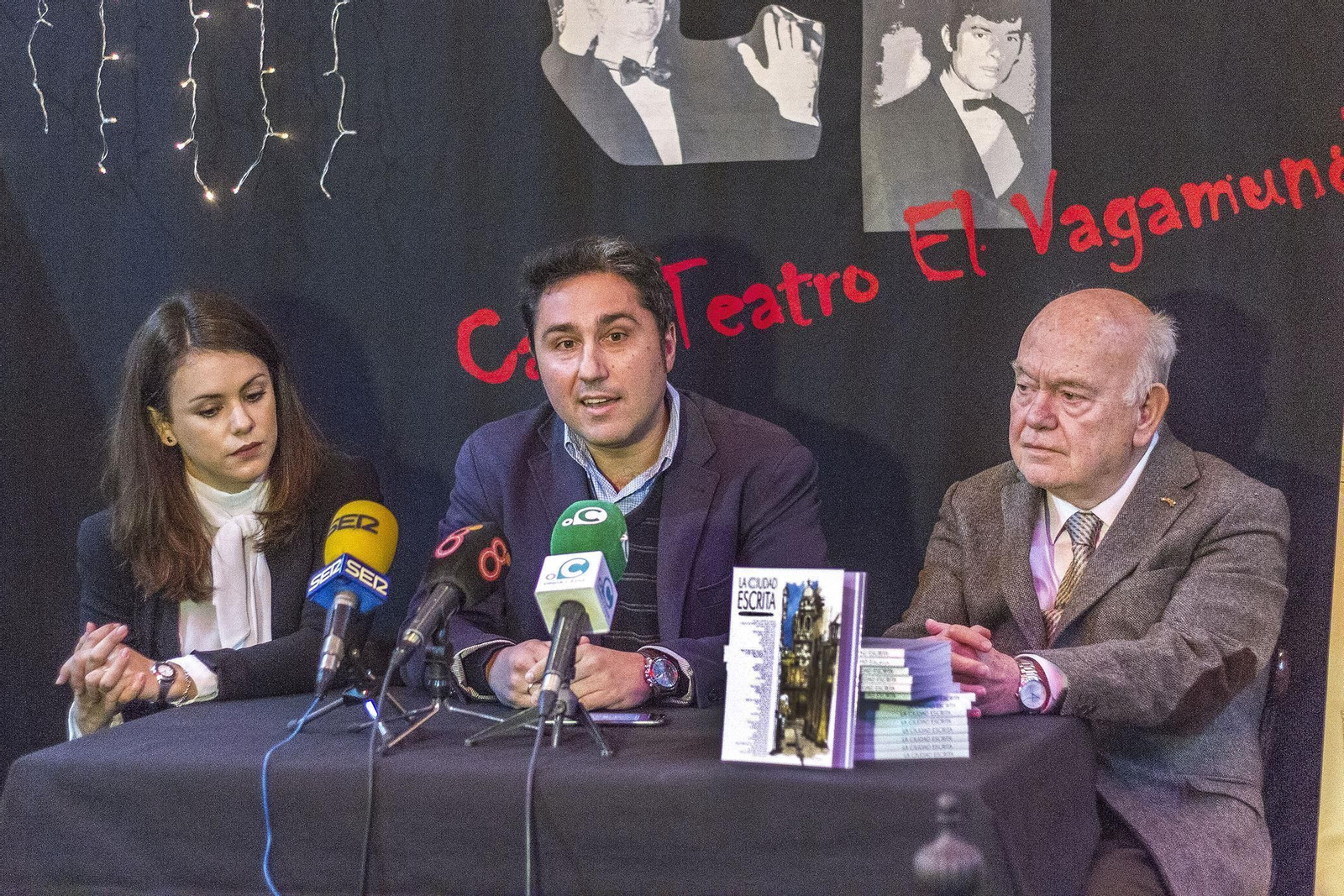 De izquierda a derecha Beatriz Gandullo, Manuel Queiruga y Antonio Téllez en la presentación del libro.