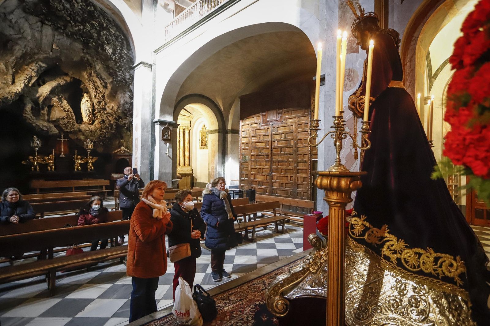 Besapiés a Jesús del Rescate en el primer viernes de Cuaresma