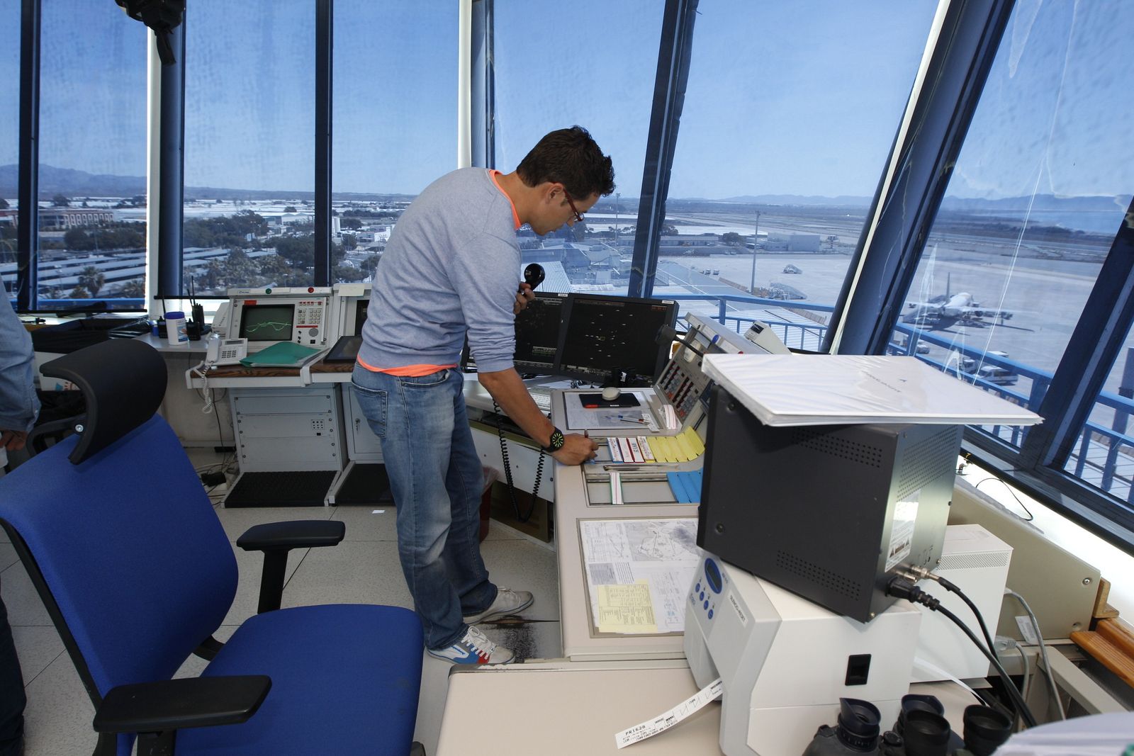 Uno de los controladores del Aeropuerto de Almería comprobando las operaciones del día.