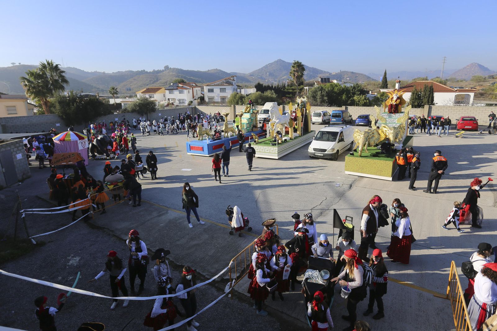 La cabalgata de Reyes recorre Puerto de la Torre, en Málaga, en fotos