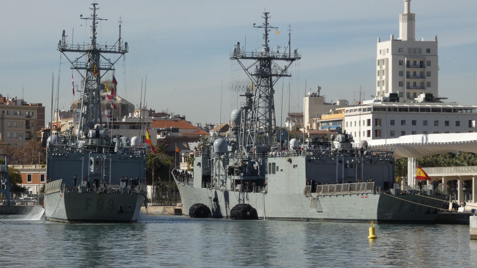 Fragata 'Numancia' maniobrando para posicionarse al costado de la 'Santa María' en el muelle número dos este viernes.