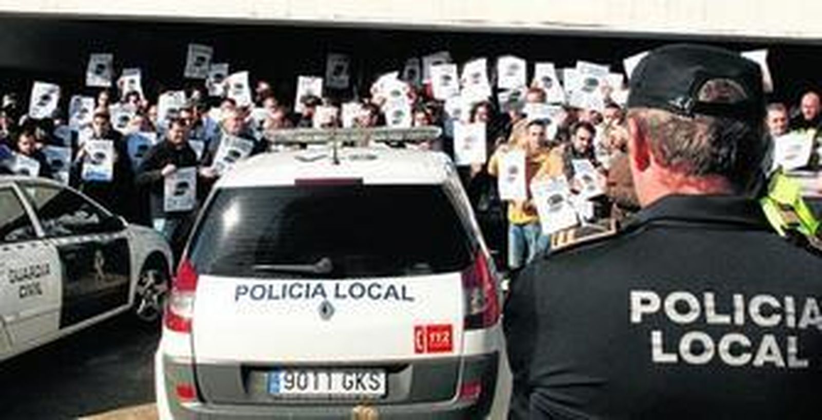 Concentración de policías locales y guardias civiles  la semana pasada, a las puertas de los Juzgados de Arcos, tras la brutal agresión que sufrió el agente Juan Cadenas, en Puerto Serrano.