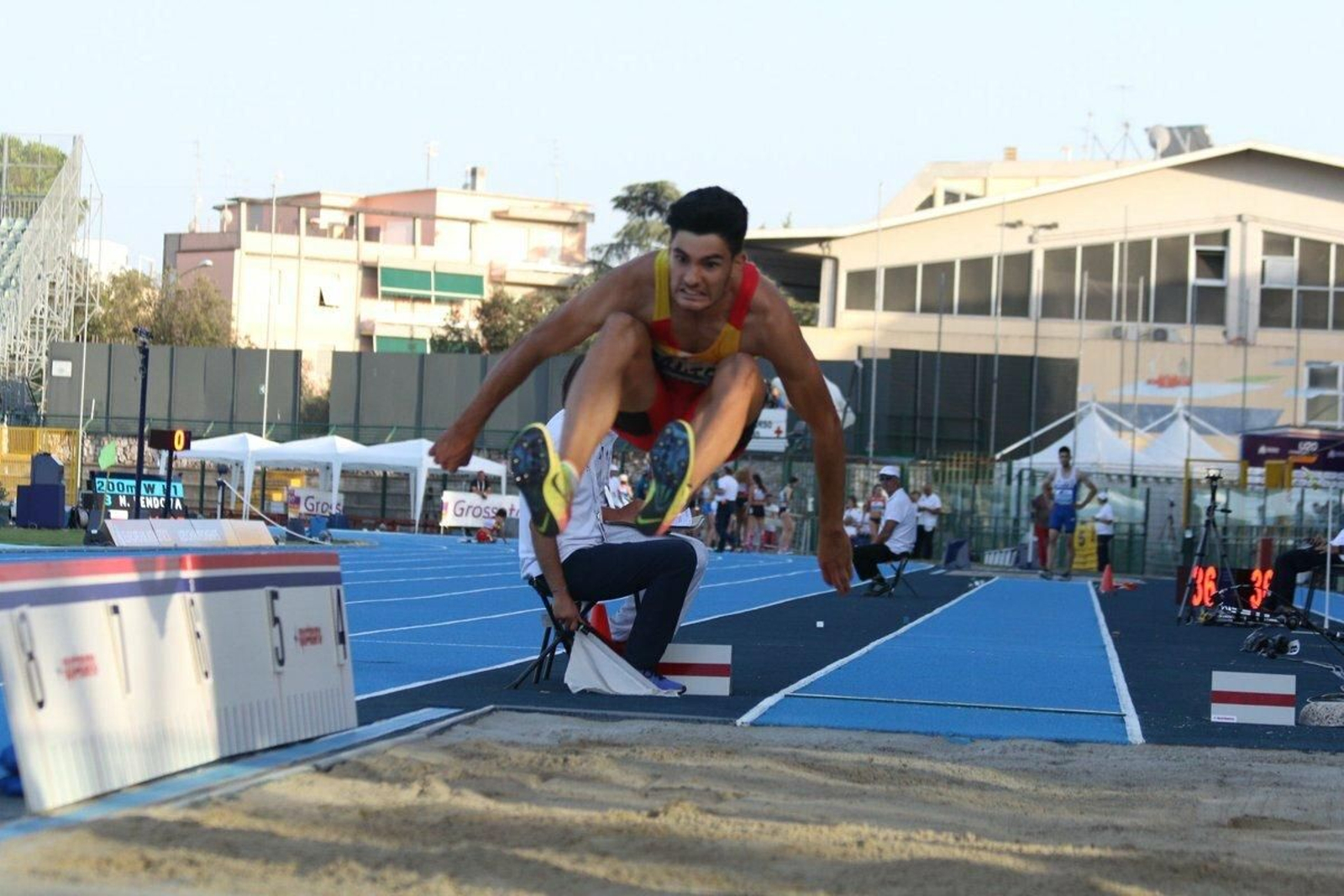 Héctor Santos, en pleno salto durante un reciente campeonato.