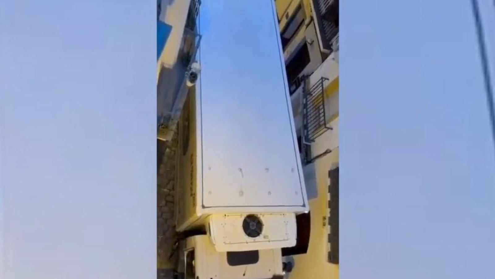 Las mil maniobras de un camión atrapado en la calle Harinas de Sevilla: "Todos los días hay reventones"