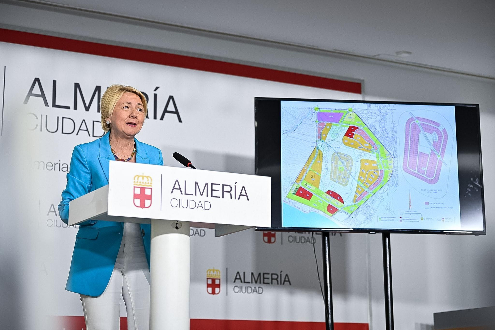 Eloísa Cabrera, con el plano de las parcelas enajenadas