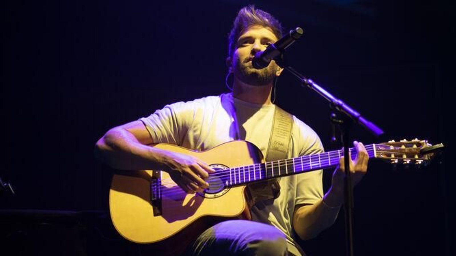 Pablo Alborán durante un momento de su actuación