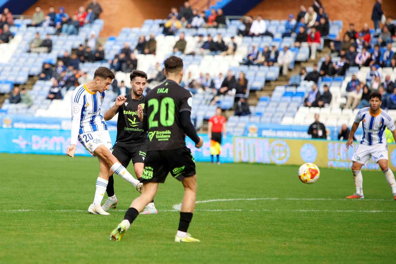 Mario da Costa remata a portería.