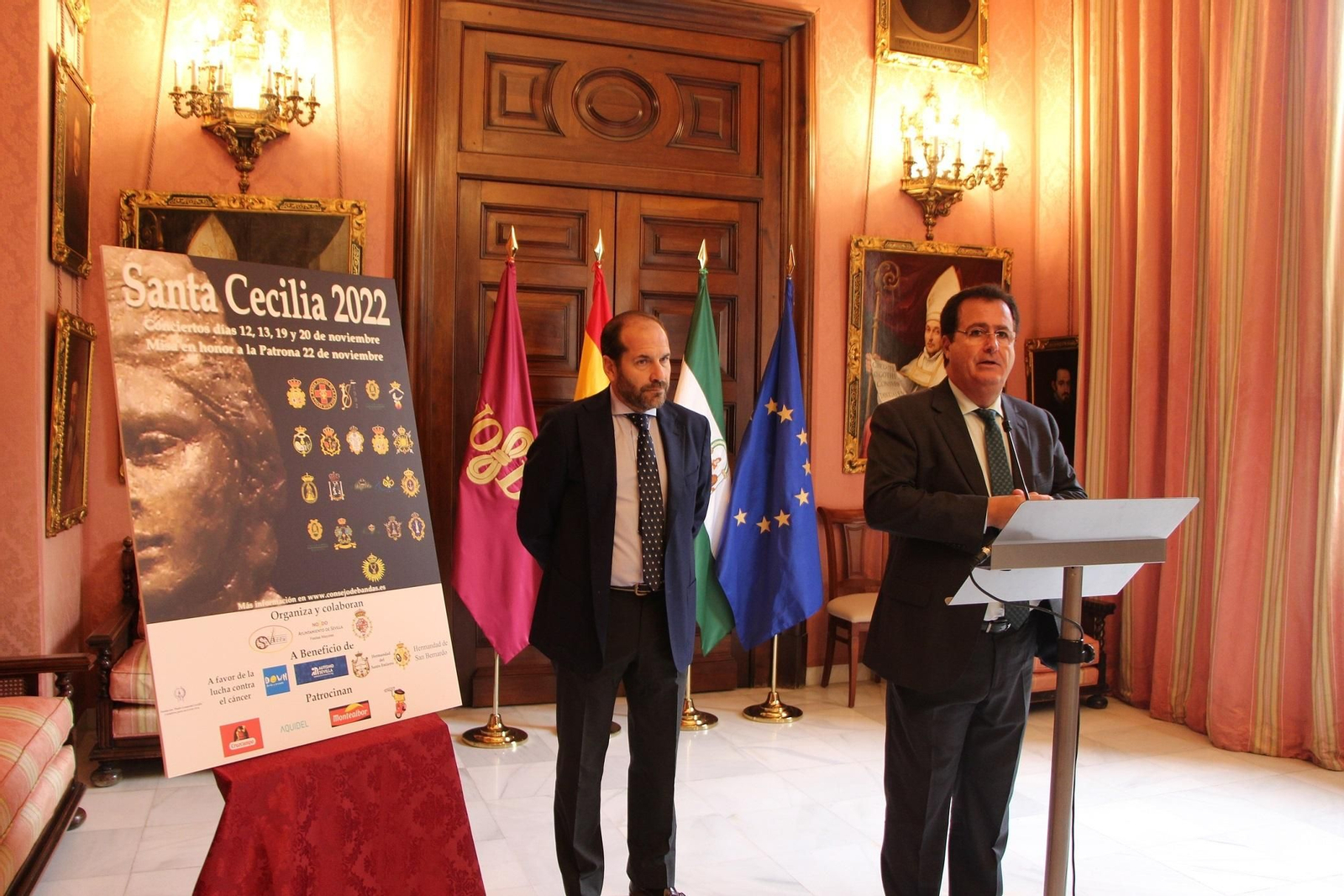 El presidente del Consejo de Bandas, Manuel Esteban, y el delegado de Fiestas Mayores, Juan Carlos Cabrera, en la presentación de Santa Cecilia 2022