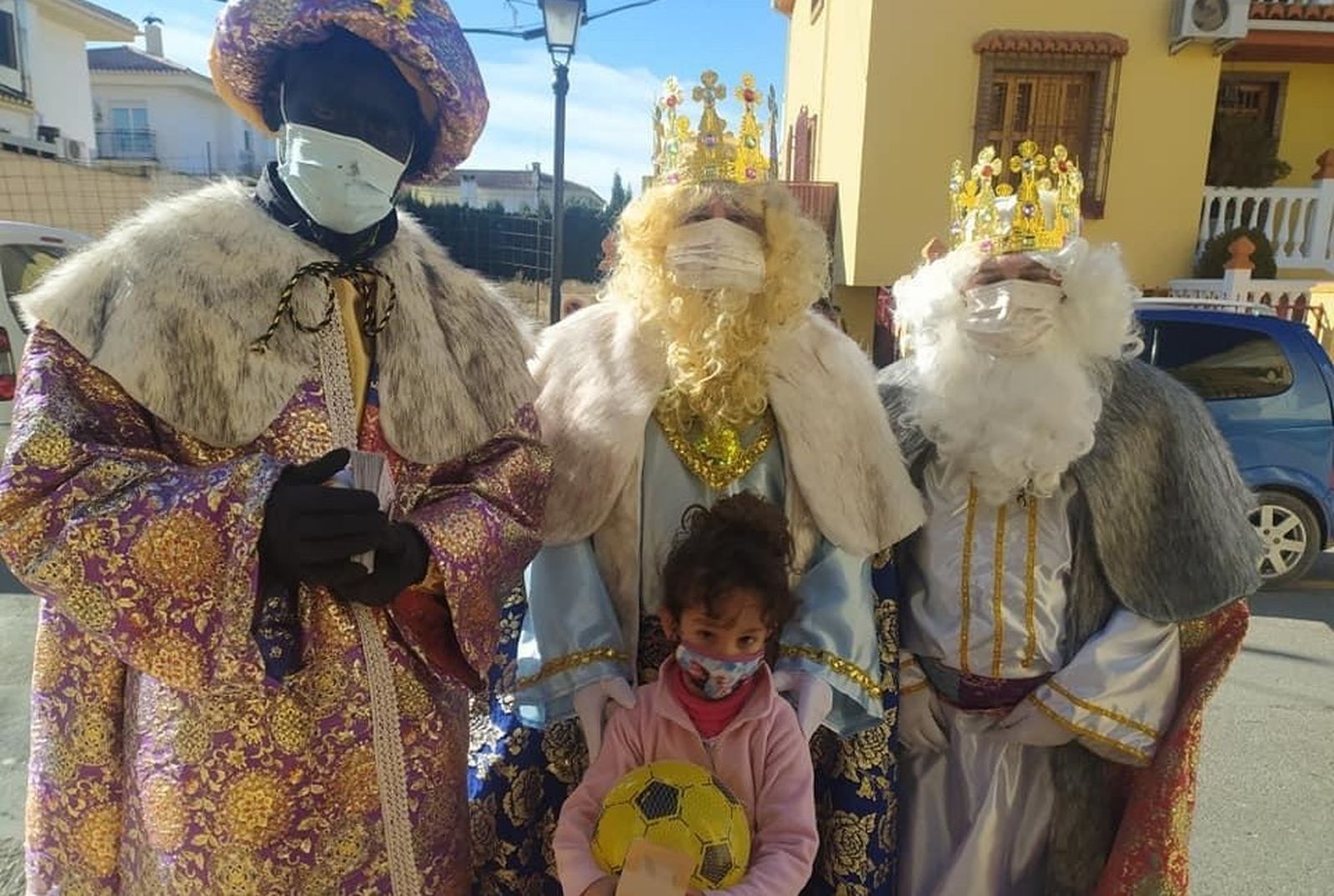 Imagen de la visita de los Reyes Magos a una niña residente en Cúllar Vega