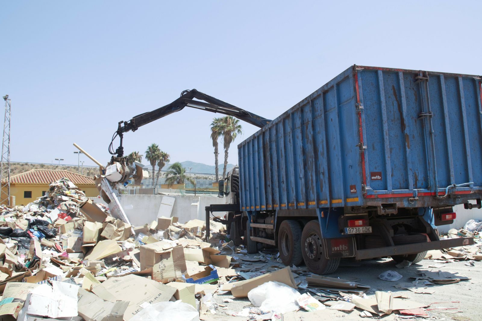 Un camión recoge basura